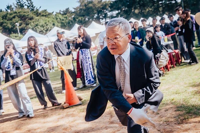 中央大學校長蕭述三在百忙之中，參與「松果測速大賽」開球活動。照片主辦單位提供