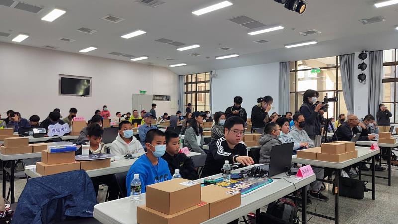 臺東攜手高雄扶輪社推動STEAM智創機器人計畫