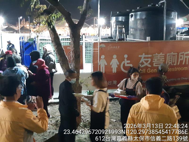 燈會攤販深夜送暖,為燈會清潔員遞上美味消夜-2