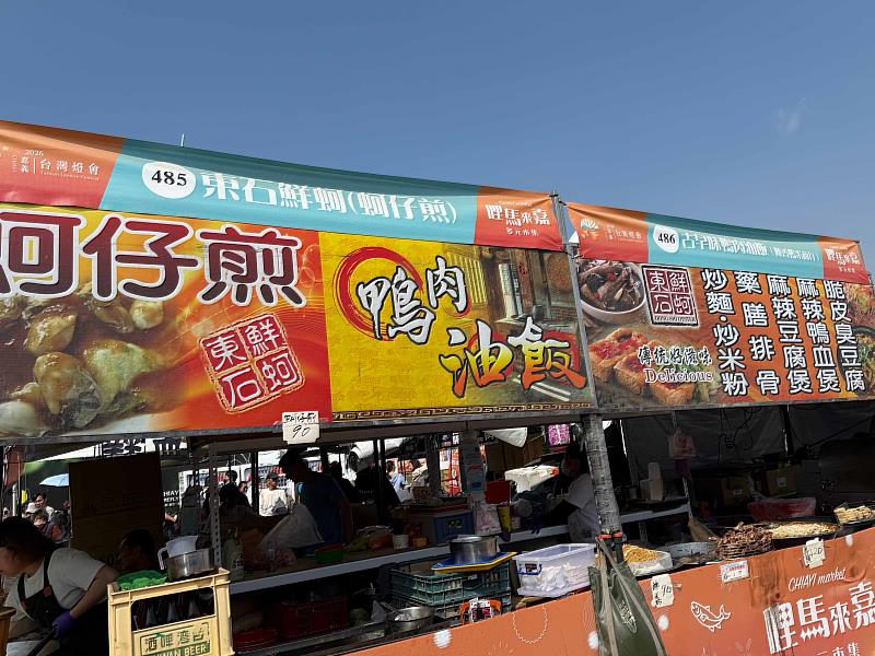 燈會攤販深夜送暖，為燈會清潔員遞上美味消夜-4