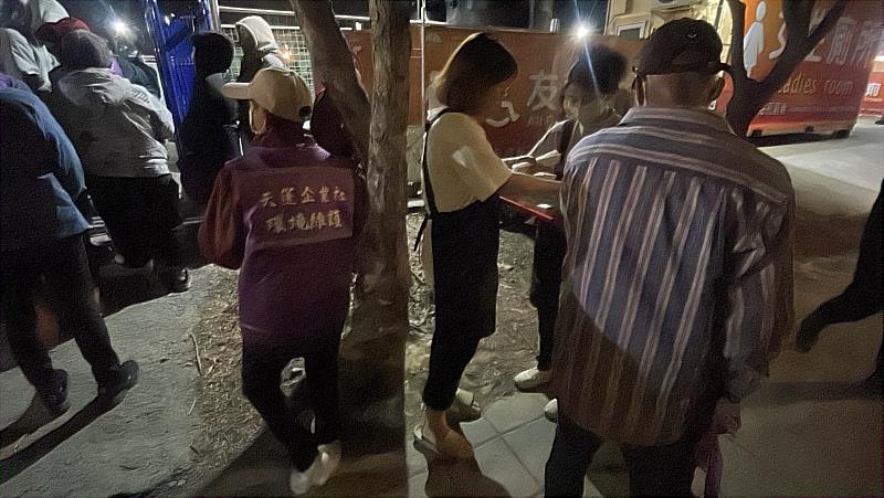 燈會攤販深夜送暖,為燈會清潔員遞上美味消夜-3