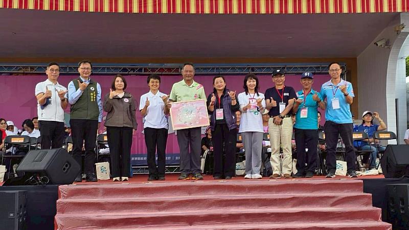第61屆六堆運動會迎向下一甲子的百年榮耀，由客委會古秀妃主委致贈六堆拼圖給佳冬鄉公所（左起鍾佳濱立委、徐富癸立委、周春米縣長、古秀妃主委、賴文一鄉長、蘇錦雀主任秘書、楊瑞霞主委、陳新裕主委、章朝忠總幹事、曾耀群執行長）。