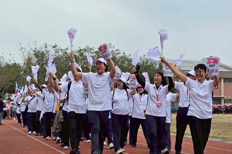 第61屆六堆運動會迎向下一甲子的百年榮耀，客委會由古秀妃主委揮舞𠊎講客旗幟進場。