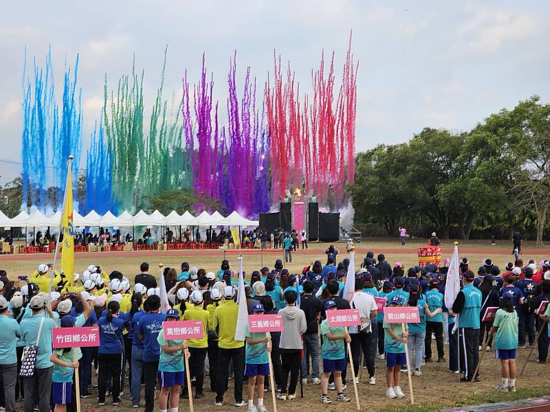 第61屆六堆運動會迎向下一甲子的百年榮耀，聖火引燃。