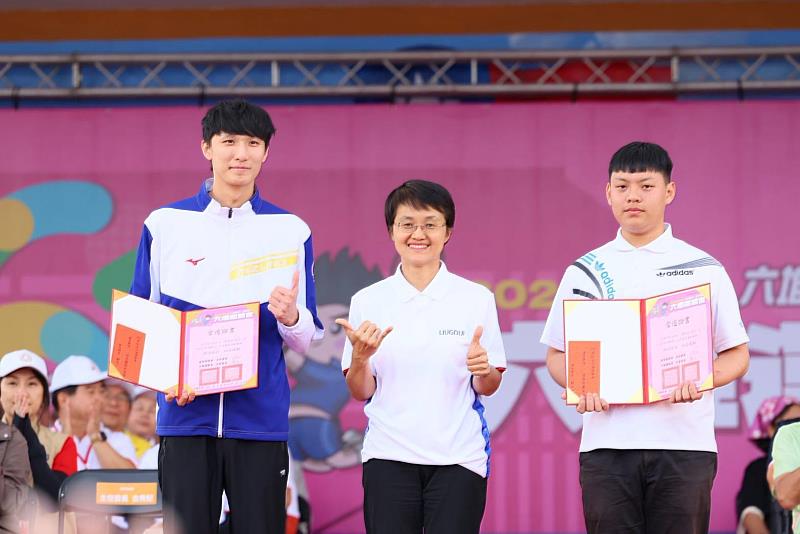 第61屆六堆運動會迎向下一甲子的百年榮耀，古秀妃主委頒贈優秀團體給佳冬高農木球隊及佳冬籐球代表隊。