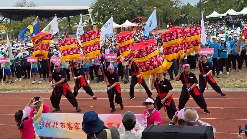 第61屆六堆運動會迎向下一甲子的百年榮耀，新北市客家協會演出。