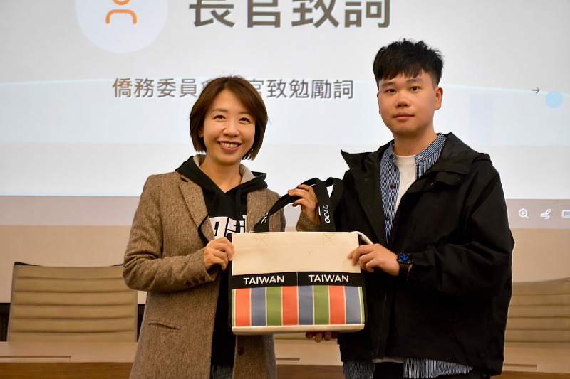 李姸慧致贈紀念品給講座主講學員。