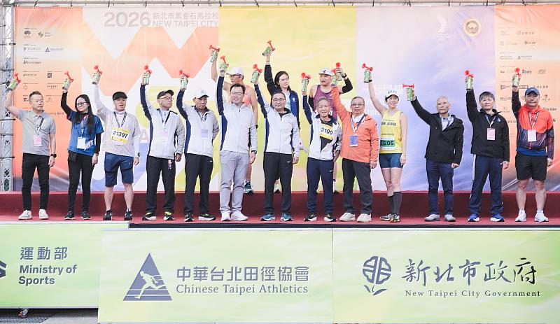 2026新北市萬金石馬拉松富邦金控品牌管理暨公關處楊雅媛資深協理（右4）代表富邦金控鳴槍，並為跑者加油！