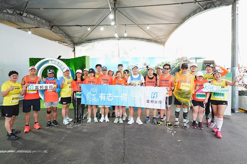 2026新北市萬金石馬拉松3月15日於萬里翡翠灣盛大開跑,富邦集團董事長蔡明忠(右6)與富邦員工視障陪跑志工服務團隊合影。