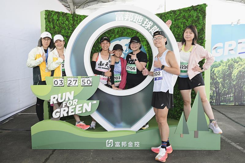今年在新北市萬金石馬拉松現場,富邦金控延續設置「Run For Green<sup><sup>®</sup></sup>」主題區,備受跑者歡迎。