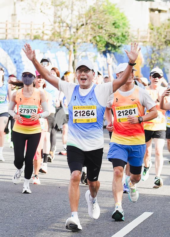 富邦集團董事長蔡明忠第2度參賽萬金石馬拉松,以實際行動力挺全民運動與永續。