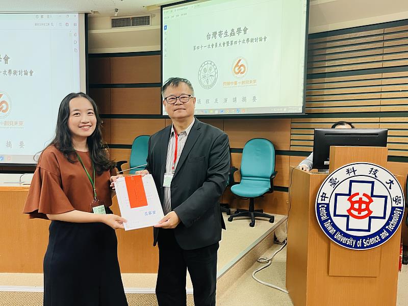寄生蟲學會理事長范家堃教授頒發學生優秀論文獎。