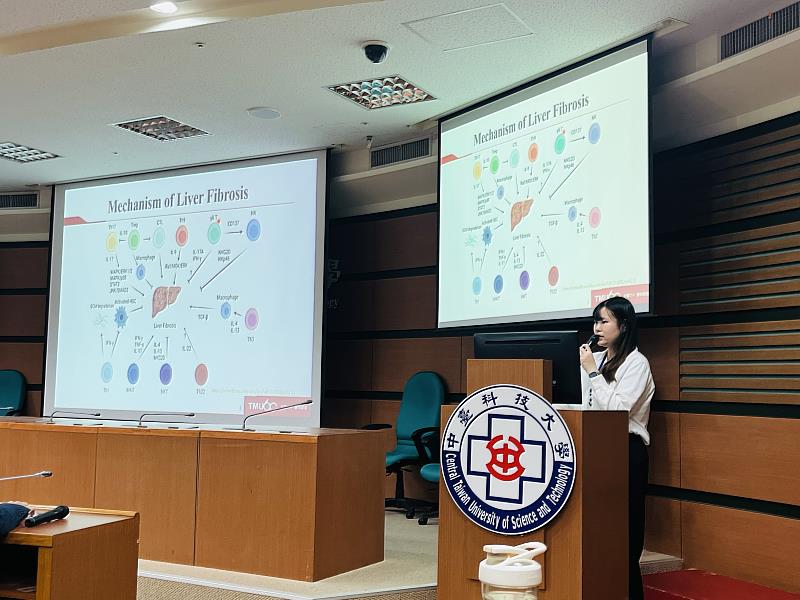 學生參與論文競賽分享研究成果。