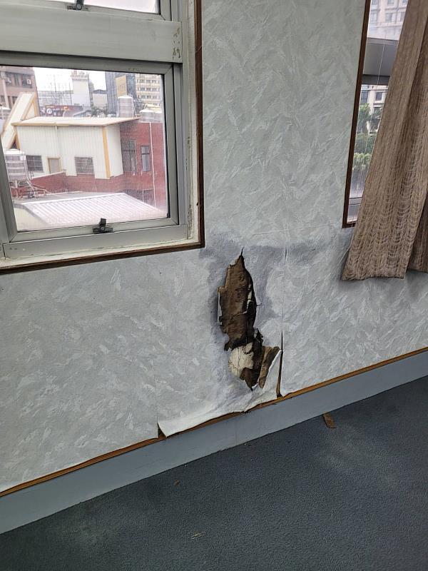 教師研習中心室內牆面因滲水導致飾面板腐蝕破損，影響空間美觀並增加修繕成本。