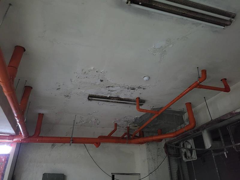 教師研習中心地下室頂板混凝土剝落、管線鏽蝕,長期受潮恐影響消防與機電設備正常運作。