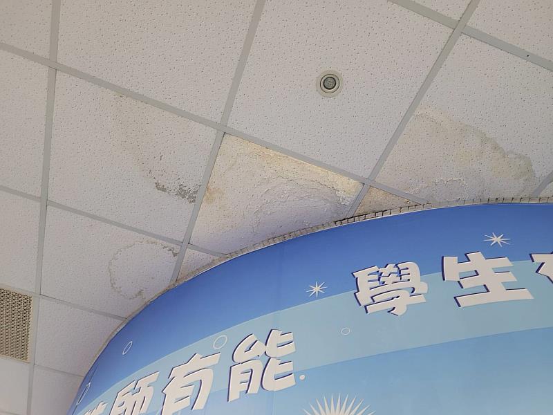 教師研習中心室內天花板明顯水漬與鼓脹變形，顯示長期漏水未改善，恐有掉落與影響使用安全疑慮。