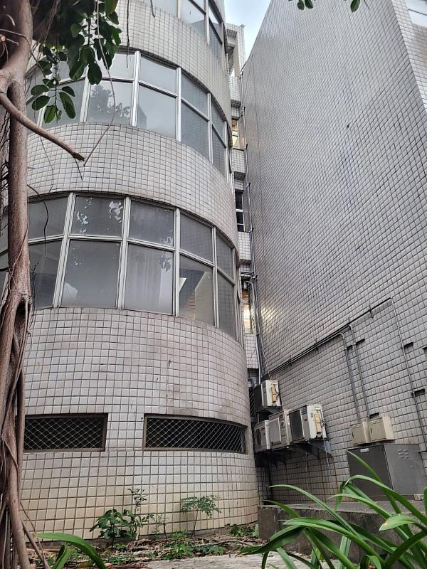 教師研習中心建築外觀磁磚立面老舊，外牆管線與空調設備密集，急需整體規劃改善。