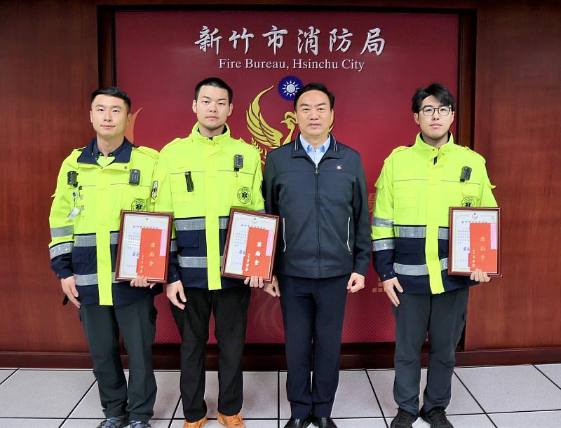 消防局長李世恭代為頒發感謝狀給出勤的消防員,肯定其專業付出。