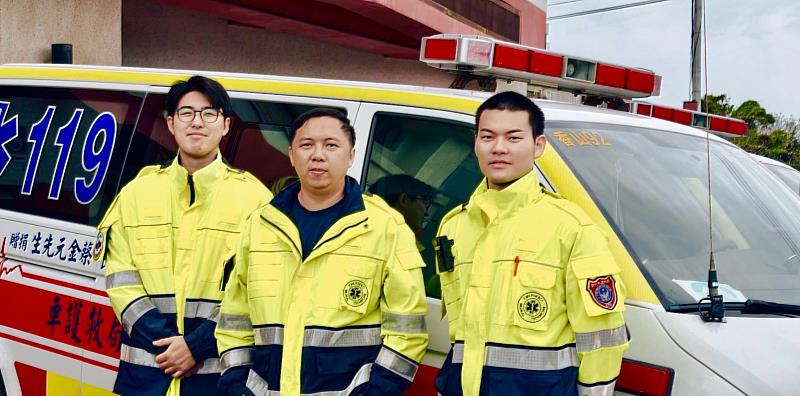 消防人員張哲維（右1）、李柏毅（中）及陳耀彬（左1）順利完成OHCA救護案件。