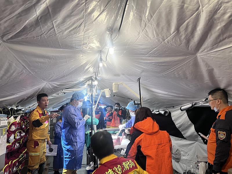 模擬搜救隊員受傷，緊急手術控制傷情。