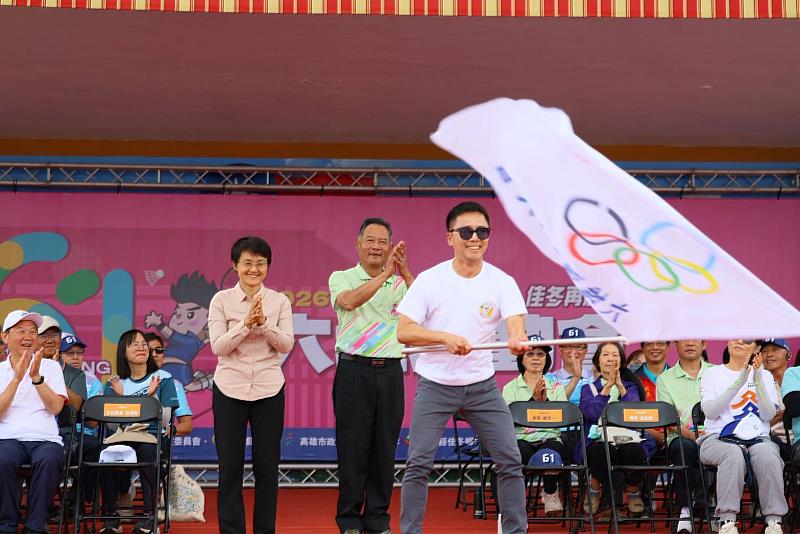 明年六堆運動會相約右堆高樹見，大會會旗交接，由賴文一鄉長及古秀妃主委共同交接給梁正翰鄉長。