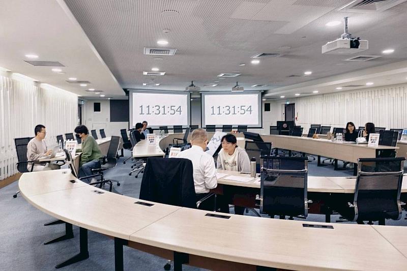 AI時代，人與人面對面的交談與互動仍是企業攬才看重的面向之一。「2026南區就業博覽會」現場提供一對一履歷健檢服務，協助求職者快速掌握自己需要加強的面向，以及準備履歷的重點。