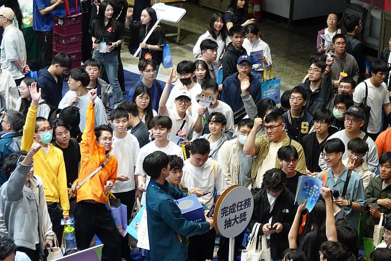 「2026南區就業博覽會」人潮比去年更多，一大早校門口即湧現排隊人潮。為吸引求職者目光，許多企業攤位設計多項互動體驗與特色展示。