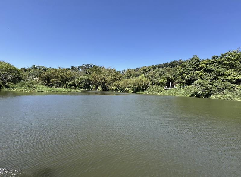 竹市府近期逐步完成青草湖水域漂浮植物與雜草清除作業。