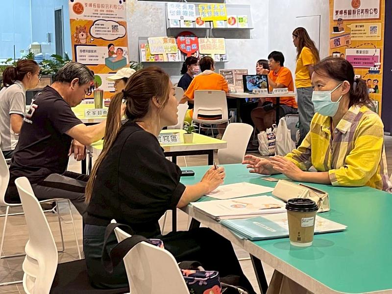 銀髮據點辦理小型聯合徵才現場照。