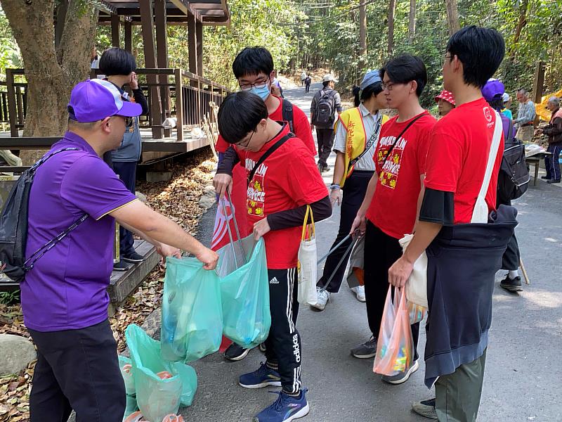 臺南市救國團新化區團委會響應青年節全國公益連線活動 號召青年淨山健行為永續發聲