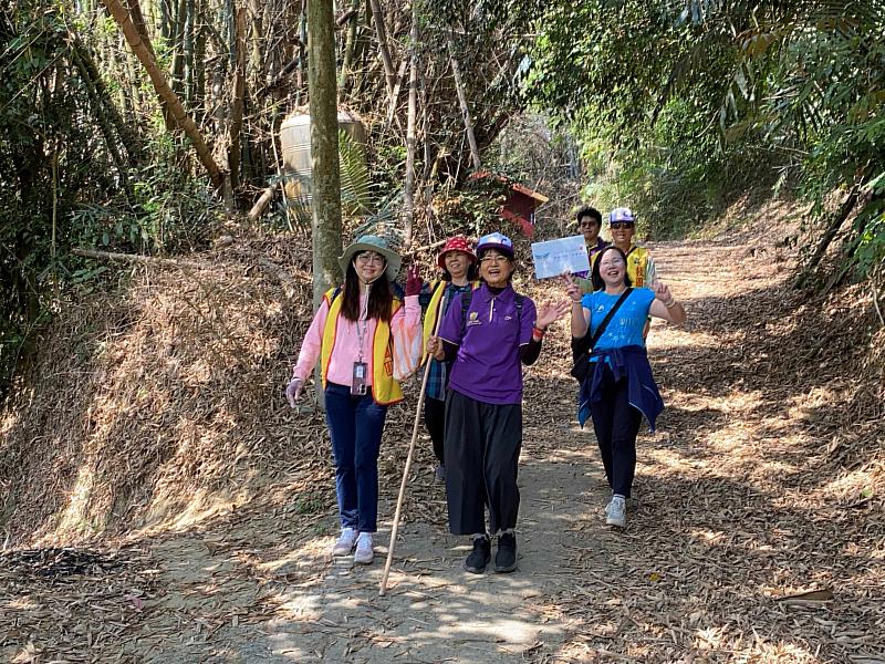 臺南市救國團新化區團委會響應青年節全國公益連線活動 號召青年淨山健行為永續發聲