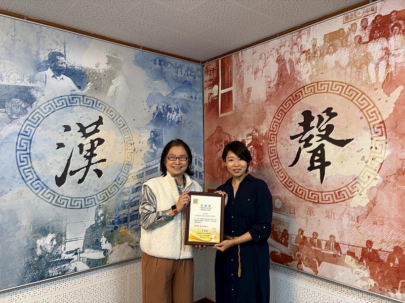 群景國際商務法律事務所所長蔡慧玲律師（左）頒贈廣播專訪感謝狀予《全能源雜誌》創辦人吳心恩（右）。