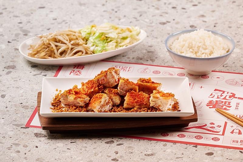 「當紅辣子雞腿排」外皮香煎酥脆、肉質鮮嫩多汁，搭配滿滿香辣脆片，層層辣香直衝味蕾。