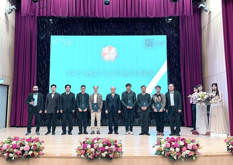 元智大學校慶典禮中頒發「2025全球Top 2%頂尖科學家」。