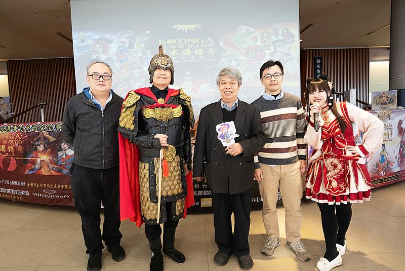 史學系桂齊遜主任（中）參與《黑水溝傳奇》桌遊交流賽，與學生一同體驗以鄭成功渡海開台為背景的歷史情境，讓歷史從課本走入生活。