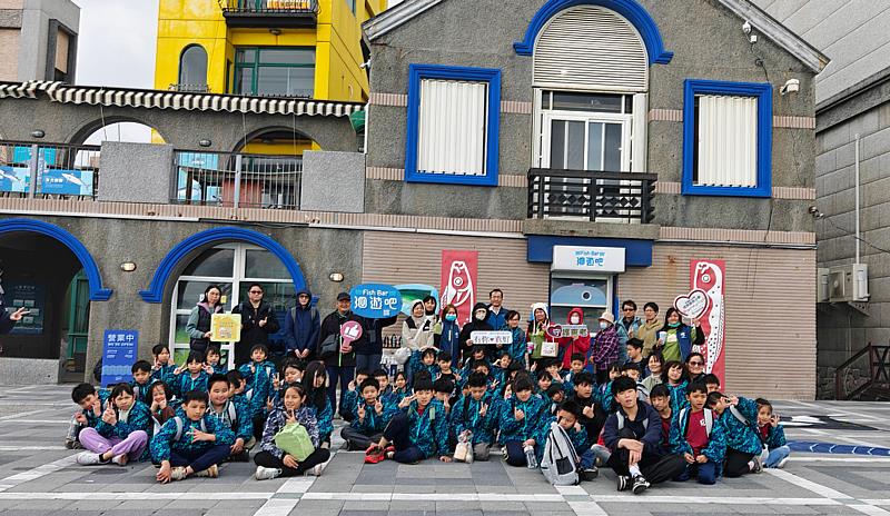 門諾基金會老幼共學首度走出教室,在七星潭洄遊吧探索海洋知識。