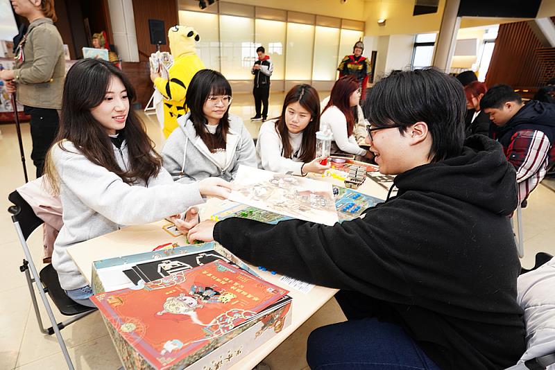 文化大學史學系近年積極推動跨域與數位教學，開設多門結合網路、數位化與人工智慧應用的通識課程，拓展學生多元學習視野。