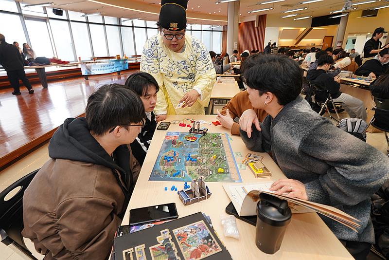 《黑水溝傳奇》桌遊結合台灣古地圖、航海歷史與媽祖信仰元素，並導入台語語音與台羅拼音設計，打造青年「玩中學、學中記」的文化教育新模式。