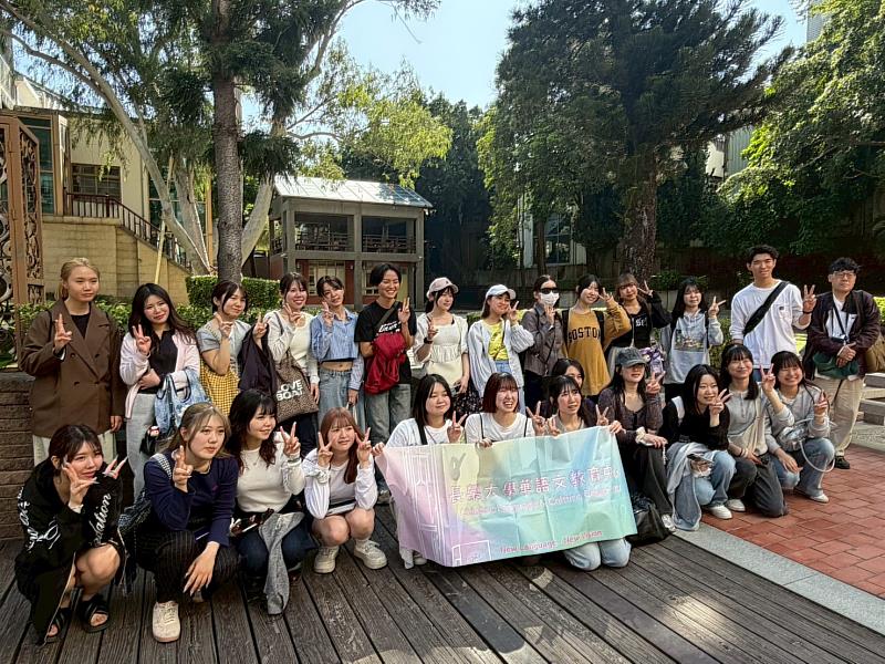 華語文化遊學團參訪台南古城。