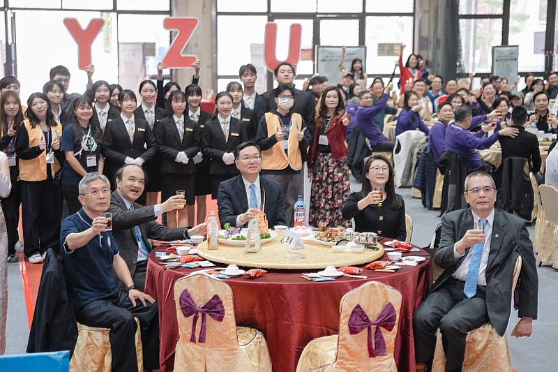 校友聯誼餐會，席開50桌，昔日師長、同窗共敘情誼，現場氣氛溫馨熱絡。