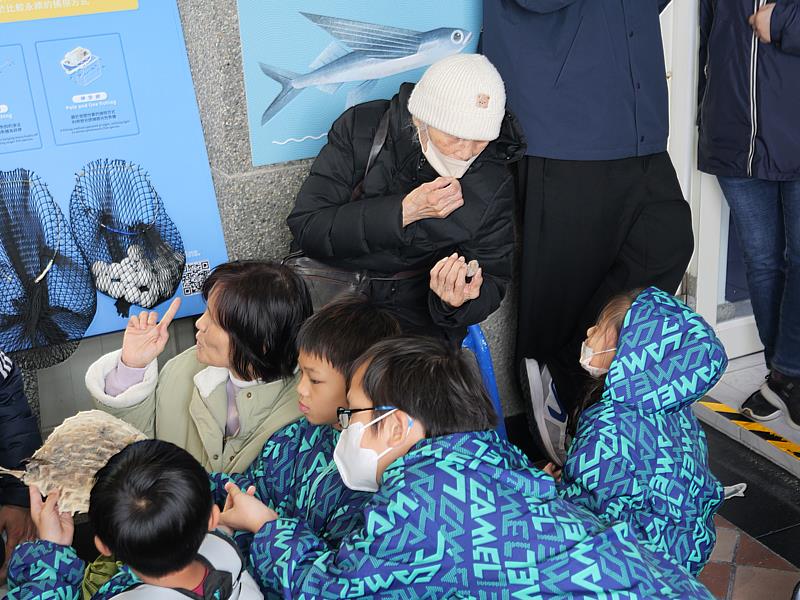門諾基金會老幼共學的林阿嬤與佳民國小孩子一同學習認識七星潭海岸上的寶物。