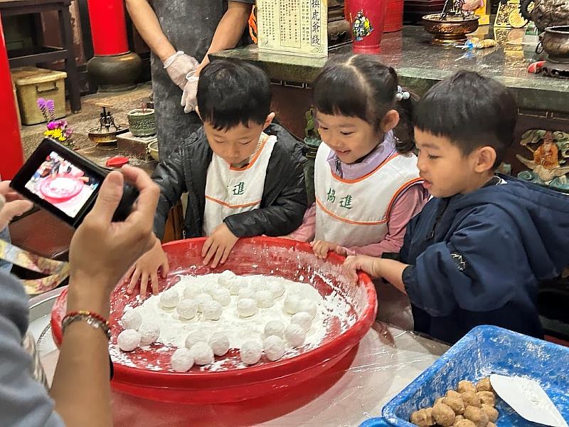 南臺科大USR團隊用心安排下,學童們興奮地親手「滾元宵」,透過五感體驗感受傳統飲食文化的奧妙。
