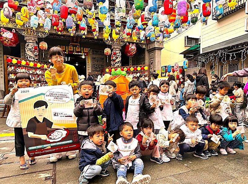 南臺科大USR團隊於海安宮舉辦滾元宵體驗,協進幼兒園師生開心合影留念。
