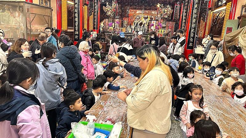 天候不佳仍不減熱情!逾兩百位師生與家長湧入海安宮,大手牽小手共同體驗傳統元宵製作。