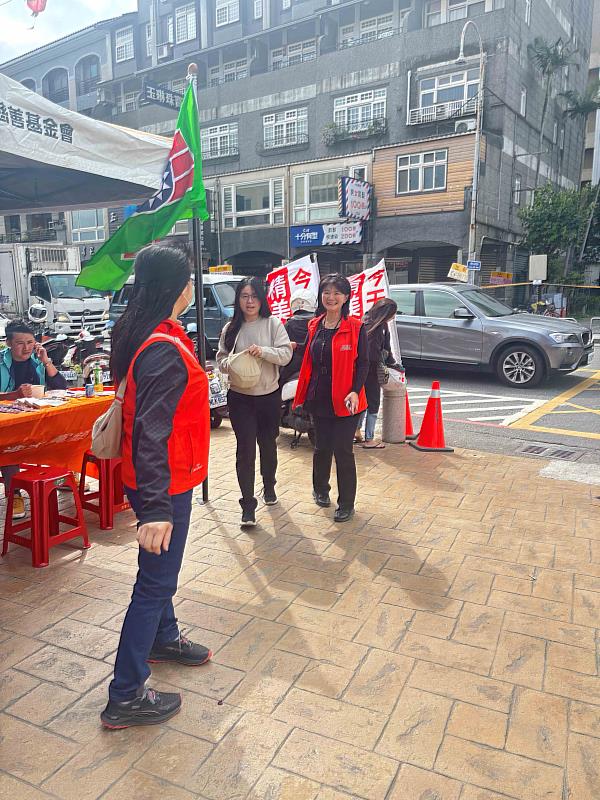 一袋熱血點亮生命宜蘭縣救國團辦理「義工有愛  傳愛臺灣」公益捐血活動