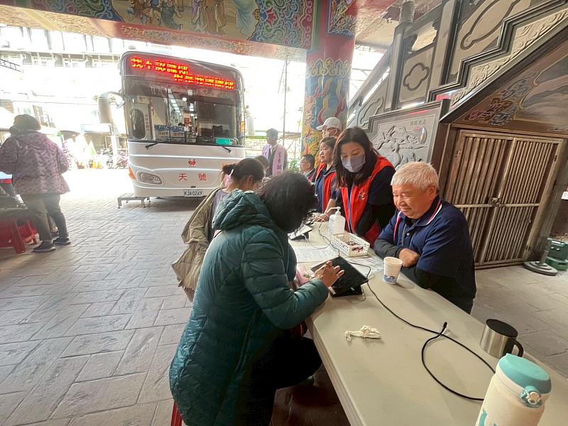 一袋熱血點亮生命宜蘭縣救國團辦理「義工有愛  傳愛臺灣」公益捐血活動