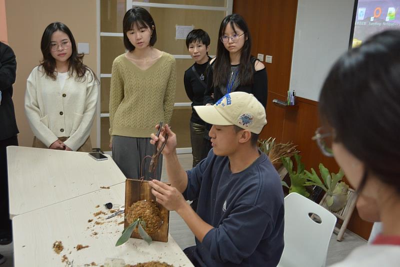 工作坊講師示範正確的介質運用與上板技巧。