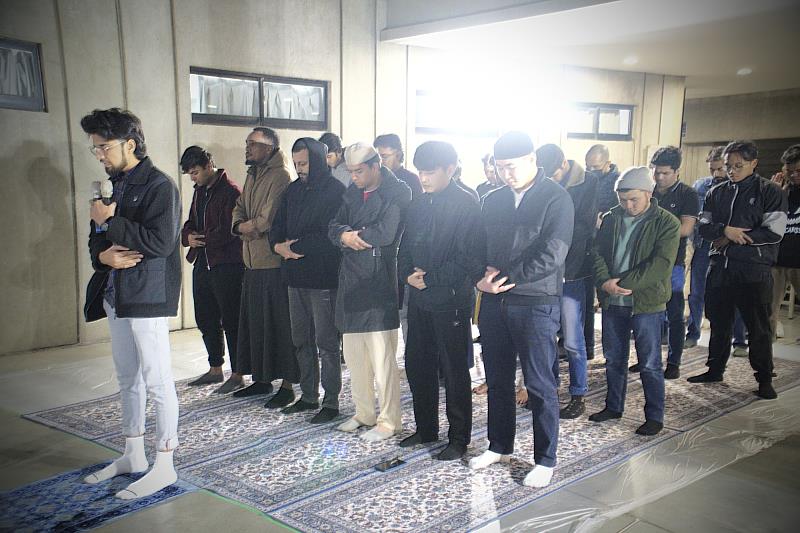 印度籍學生黎亞斯帶領參與者祈禱。