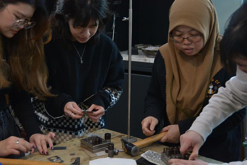 學員使用工具製作獨一無二的錫牌吊飾。
