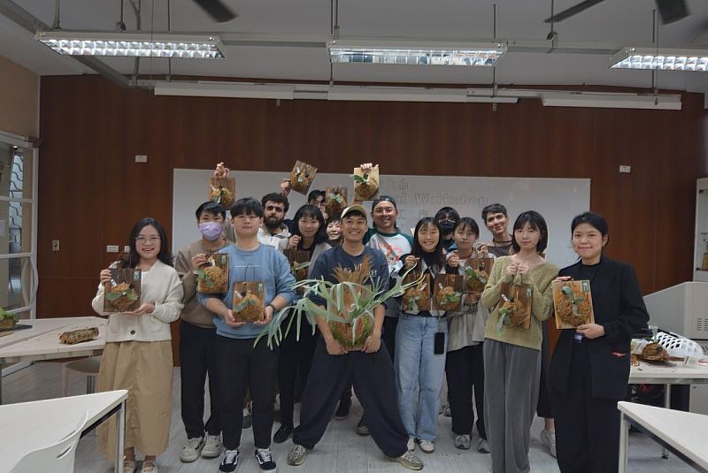 植曰 × 永續設計國際工作坊：鹿角蕨製作大合照。